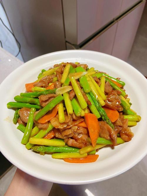 青椒芦笋炒牛肉做法_青椒炒芦笋的做法-第6张图片-后鲨美食