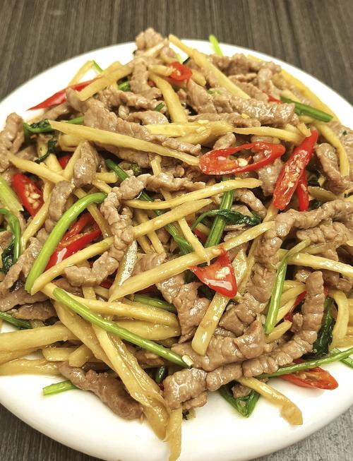  砂锅青椒炒牛肉做法，青椒烧牛肉怎么烧